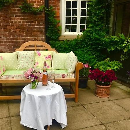 The Old Rectory - Valley View Room In Private Home Stockton-on-Teme Exterior foto